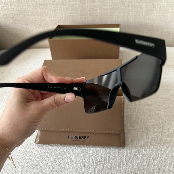 BURBERRY BNWB - Sunglasses - Picture 5 of 6